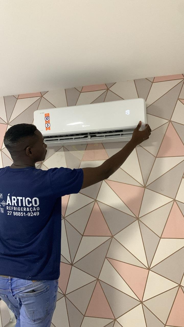 Lourenço trabalhando na instalação de ar-condicionado